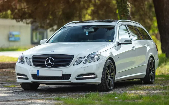 samochody osobowe Mercedes-Benz Klasa E cena 33900 przebieg: 284000, rok produkcji 2011 z Ujazd